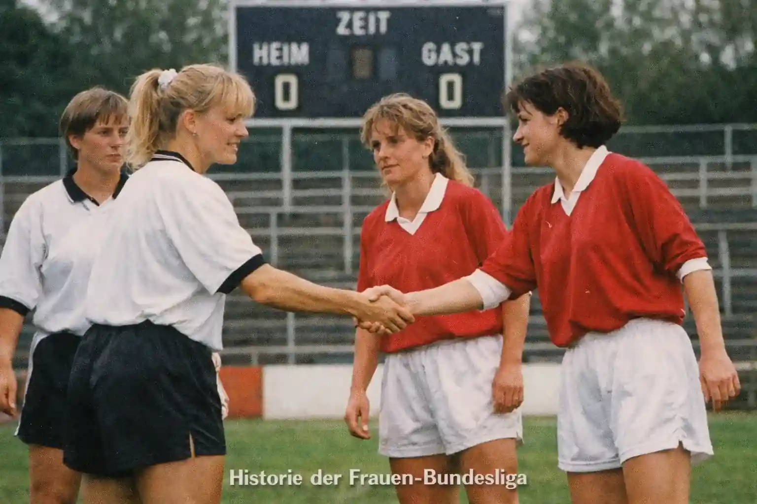 Historische Szene aus dem deutschen Frauenfußball mit Spielerinnen auf dem Rasen